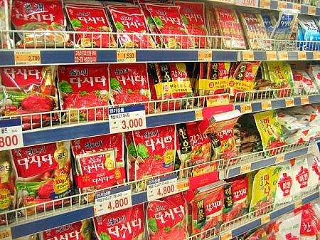 調味料売り場―韓国家庭料理に欠かせない調味料「ダシダ」をはじめとする調味料が勢ぞろい！ 