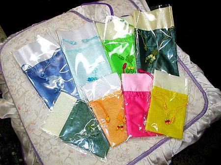 ● 韓国らしい小物袋。サイズは大中小と３種類。値段も2,000、1,900、1,700ウォンとかなりの低価格！！ 