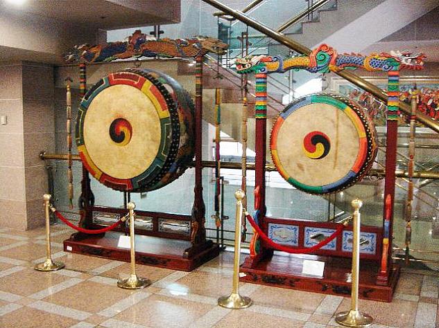 ロビーには太鼓が展示されています。