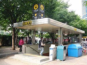 １．地下鉄３号線、新盆唐線ヤンジェ（良才・Yangjae）駅８番出口を出て※写真は６番出口