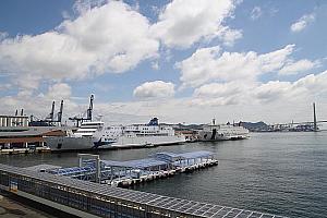 船の出発や釜山港大橋を見物できるデッキテラス。