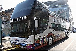 バスの外装は釜山の観光地をポップにイラストにしています！