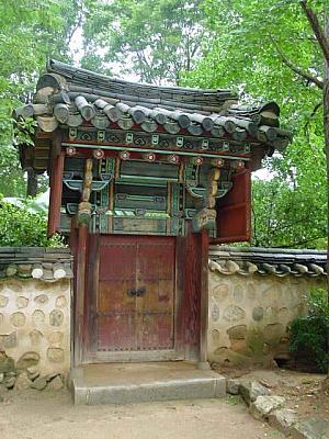 韓国の雰囲気漂う門。