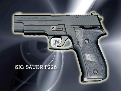 【SIG SAUER P226】長さ196mm、重さ845g、9mm、セミオート<br>日本の自衛隊で使われている拳銃。「X-FILE」のモルダーが使用。