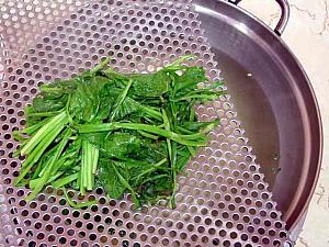 ダシの入った鍋の上にのせた網に、ゆでた野菜をのせる。