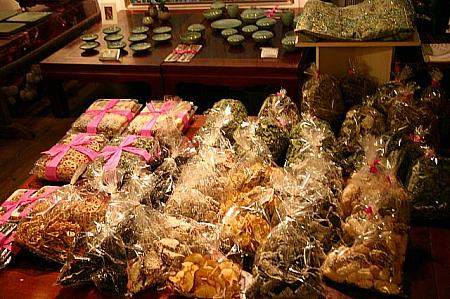 手作り伝統菓子や陶磁器を店内で販売しています。