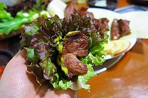韓国でお肉を食べる時の定番といえば、やっぱりサンチュ！お野菜もたくさんとれるのはウレシイですね！