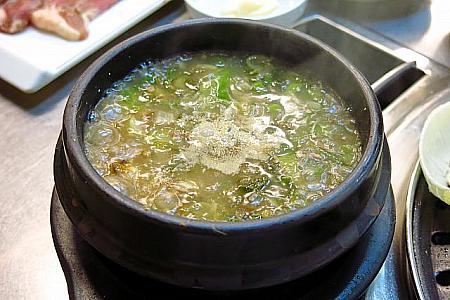 テンジャンチゲ（味噌チゲ）は、日によって具が違います。この日は韓国の春野菜、ネンイ（なずな）入り