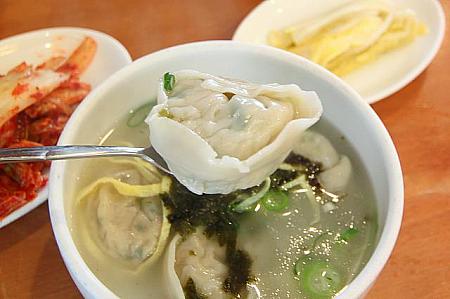 スープはアッサリ系。海苔や具の卵焼きと一緒に、コクの深い味が口の中に広がります