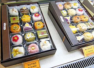 ◇ファグァジャ（和菓子）<BR>日本の和菓子のようなカラフルなお菓子。贈り物用として詰め合わせセットがよく売られています。