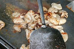 
まずは鉄板の上に油を引いて、キレイに洗ったコッチャンのせ、タデギ（薬味）を入れて炒めます。