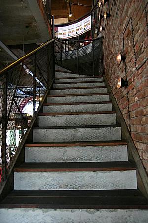 ２階に続く階段。