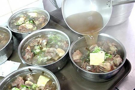 これがウワサのカルビタン。わぁ～、うまそ～。韓牛のカルビも盛りだくさん、スープもたっぷり。