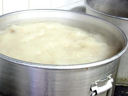 これは牛肉のクッパのスープ。白濁色が栄養満点、という感じ。またチゲ用の鍋がこちらにもズラリ。