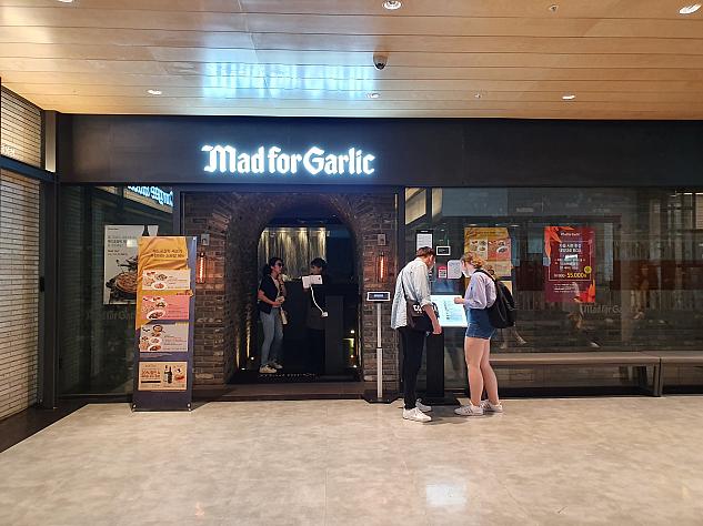 ガーリックフレーク料理が有名な洋食店「Mad for Garlic」