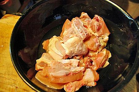 タットリタンのメインになる鶏肉が鍋のいちばん下に。大き目にぶつ切りされています！