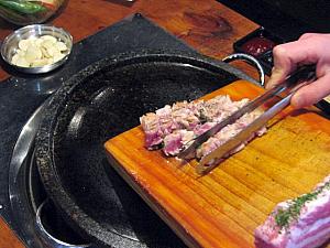 厨房で切ったお肉は塩胡椒もふりふりして再びテーブルへ・・・