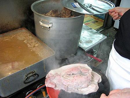 お店の入口では豚肉をゆでる鍋が。