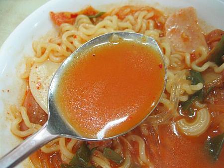 スープの色のオレンジ色がきれい！