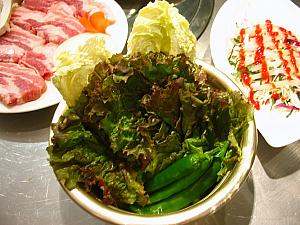 お肉だけじゃなく、野菜もたっぷりとれる韓国の焼肉～お肉を注文すると、一緒に野菜もいろいろ出てきます