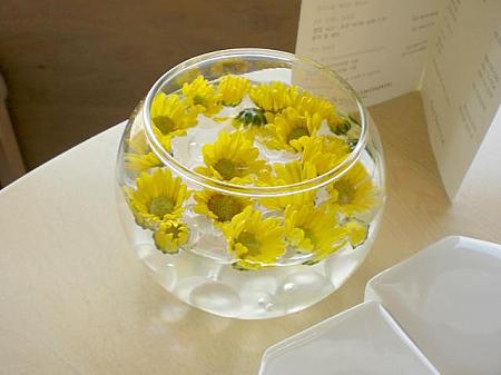 細部にもこだわりが感じられ、各テーブルにお水に浮かんだお花かかわいく置かれています。