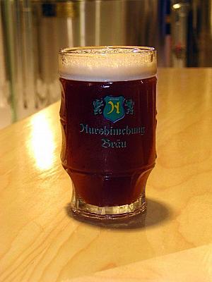 ダンケル-
ドイツ語で闇といった意味合いあるダークビール。深煎りのモルトを使用しているので、香ばしくコクのある味わいが特徴です。　