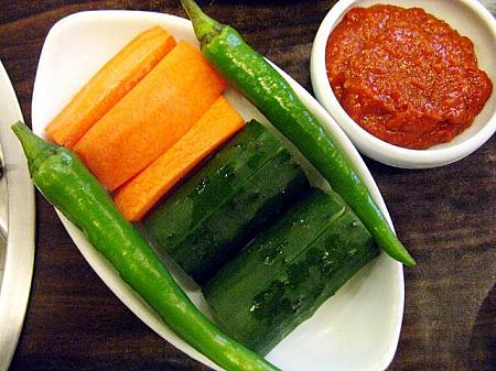 生野菜には味噌を付けて