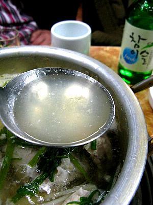 これが、スープと大きなフグ！ニンニクもたっぷり入っていて、日本のちり鍋とは全然違うでしょ！？