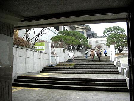 駅の出口から連結した階段通路。

