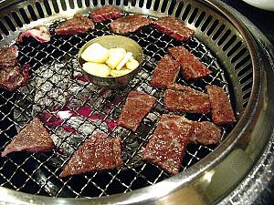 大きなお肉は、焼きながら小さく切っていきます。