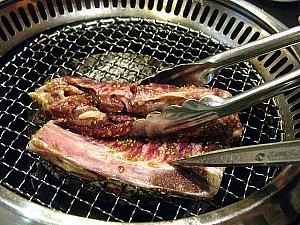 クルクルと巻かれたお肉を、網の上で広げて焼きます。