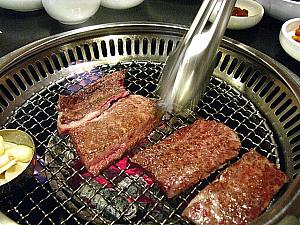 大きなお肉は、焼きながら小さく切っていきます。