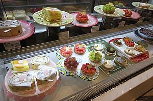フルーツタルトとロールケーキがメインの「ジュリエット」。<BR>隣りは新沙洞の手作りクッキー専門店「Biscotti」。