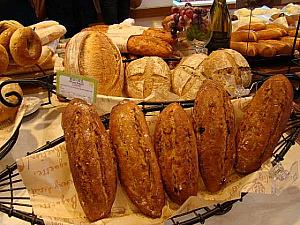 こちらは、フランスパンコーナー。
