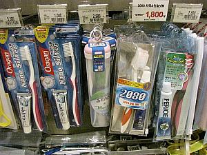 旅行用の歯ブラシあります！ついつい忘れて来ちゃうので便利ですよね＾＾