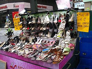 とっても安い靴屋さん！１足10,000ウォンという激安の女性用サンダルからスニーカー専門店も。