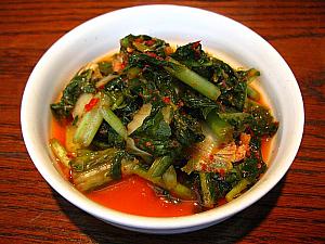基本のおかずはミョンランジョッ（明太子）、青菜のキムチとキレイなムル（水）キムチ