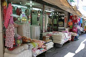 韓服、簾や布団、竹製の抱き枕風のチュクプイン（竹婦人）も。
