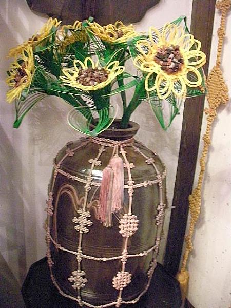 ひまわりの花は日本の組み紐で、花瓶に飾られているものは韓国のメドゥプです。ひょんなところで日韓コラボです＾＾