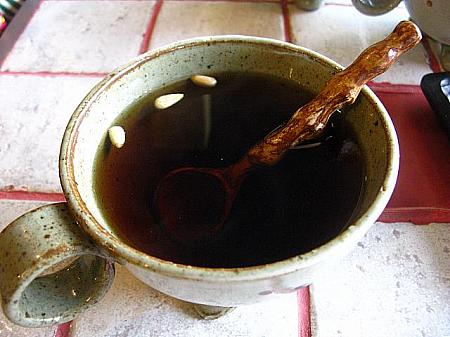 ＜うめ茶＞<BR>梅の深～い風味が、松の実の香りと一緒にフワっと広がります。