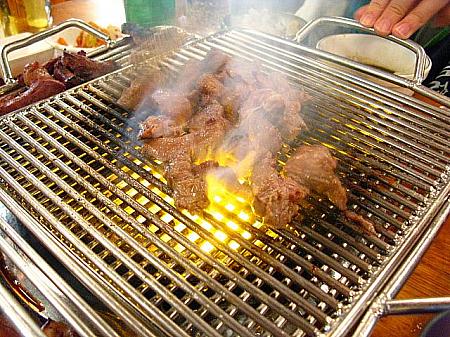 その２．直火のため火力が強いので、フライパンでお肉を炒めるときのようにお肉全体を左右に動かしながらまんべんなく焼いていきます。