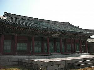 これは「宗親府」という建物で、朝鮮時代に王家の系図や肖像画を管理していた所です。現在ソウルにたった３つだけ現存している朝鮮時代官庁建築の１つだそうです。