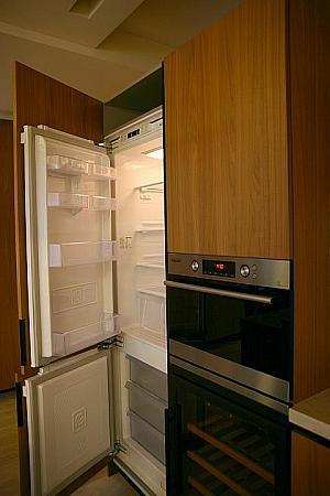 冷蔵庫の横にはオーブンとワインセラーあり