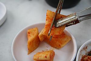 他にもキムチやコチュカル、お塩などお好きなもので味を調節！キムチは食べやすいように備え付けのはさみで切ります。