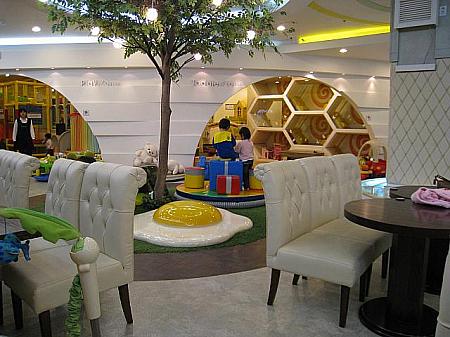 カフェスペースのすぐ脇には小さい子向けの遊具の置かれたスペースがあり、その奥にはギャング向けのスペースが広がっています。