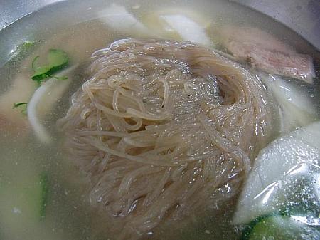 透き通ったスープは、甘みのあるトンチミ風スープ。冷たくてさわやけ！
