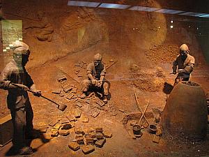 青銅器時代の鍛冶屋や畑の様子をジオラマで詳しく説明しています。