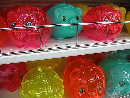 こちらもお土産に人気の豚の貯金箱！カラー別にそろっています！
