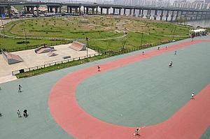 橋の上からの景色。すぐ横にある漢江公園ではみなさんスポーツをお楽しみ中～。
