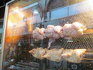 鶏一匹をそのままオーブンで焼いているようす。こちらはサムゲタンのお店。